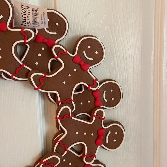 18” Gingerbread Men Christmas Wreath Layered Decorated w/ White & Red Icing - Picture 9 of 16